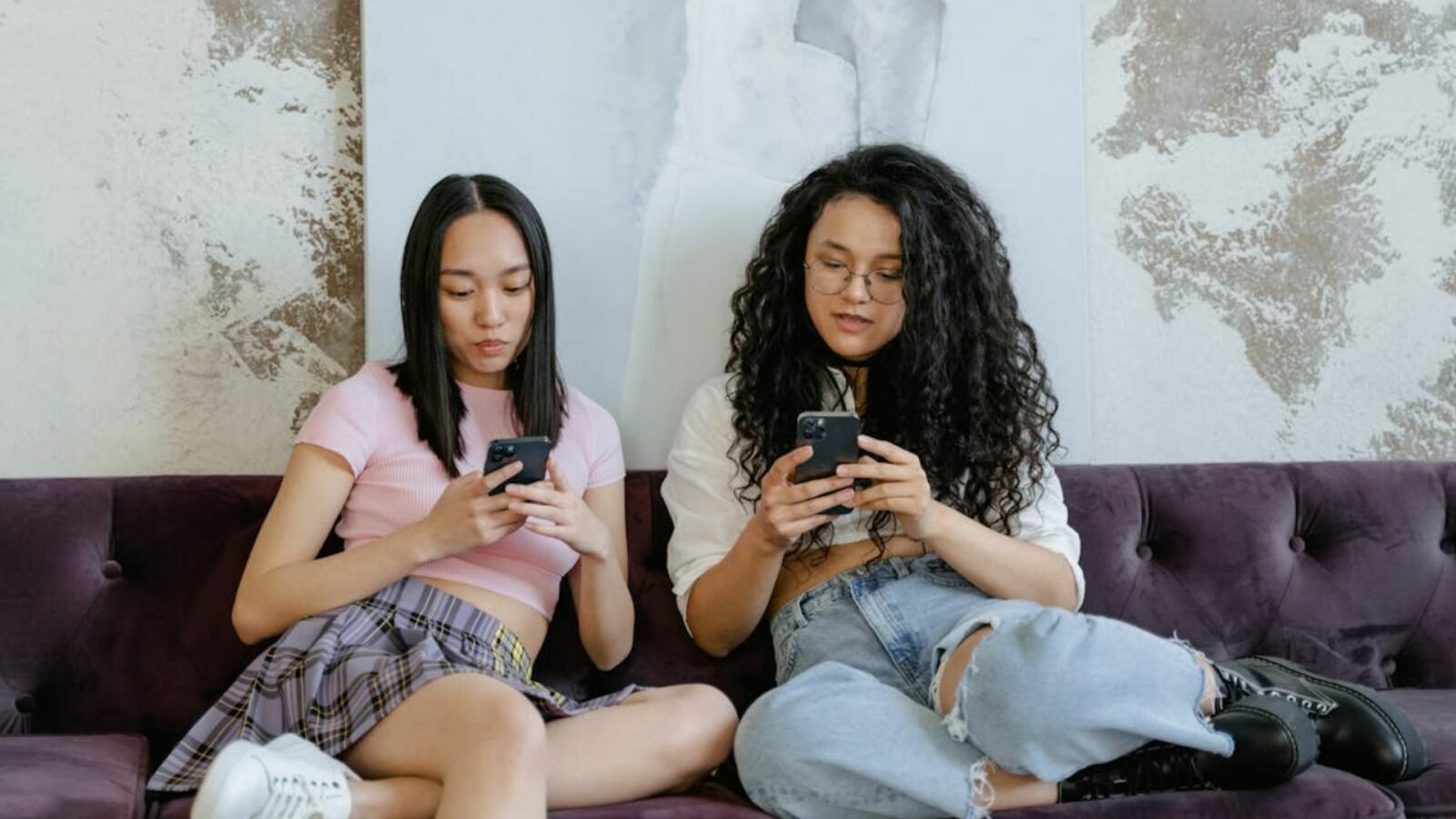 Que signifie l’abréviation “omw” qu’on voit partout sur les réseaux sociaux ?