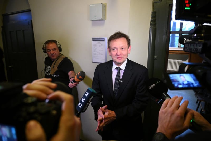 Kay Gottschalk (c), représentante du parti d'extrême droite Alternative pour l'Allemagne (AfD) au Bundestag, s'adresse aux journalistes à l'intérieur du tribunal régional de Berlin, le 26 septembre 2025