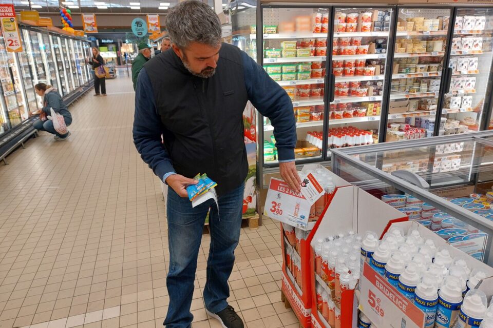 Un agriculteur signale au consommateur un produit dont l'origine n'est pas française. 
