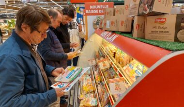 ils vérifient des produits dans un hypermarché près de Rouen