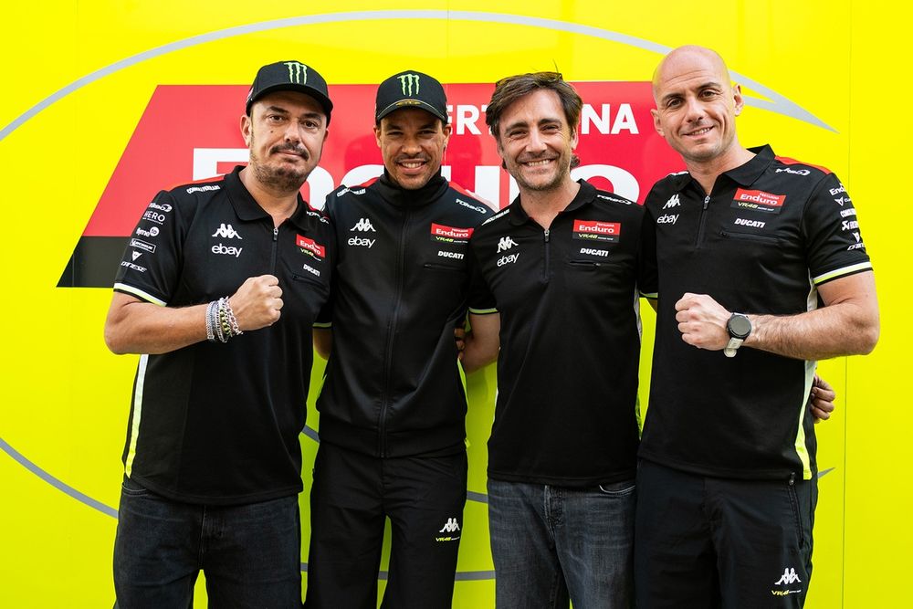 Franco Morbidelli avec les dirigeants de l'équipe VR46 Racing Team