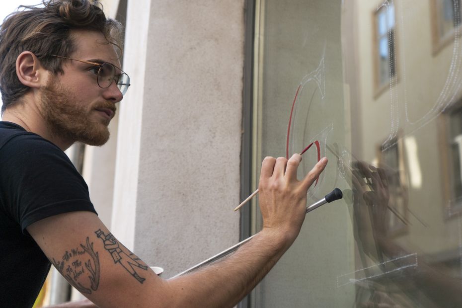 découvrez le métier oublié de peintre en lettres