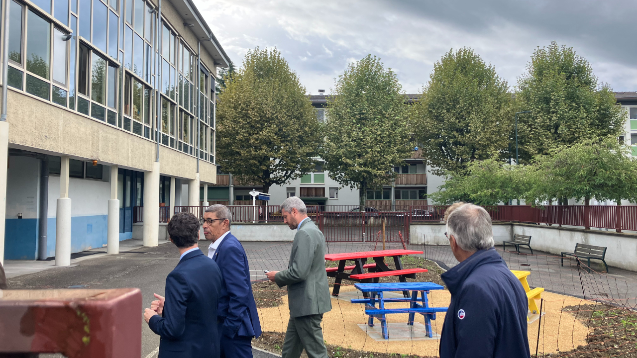 le recteur académique promet un enseignant devant chaque élève