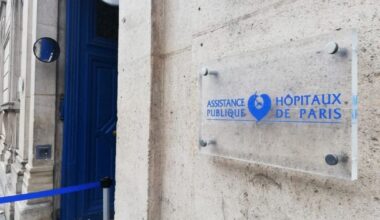 une marche blanche organisée à Paris par des syndicats de soignants