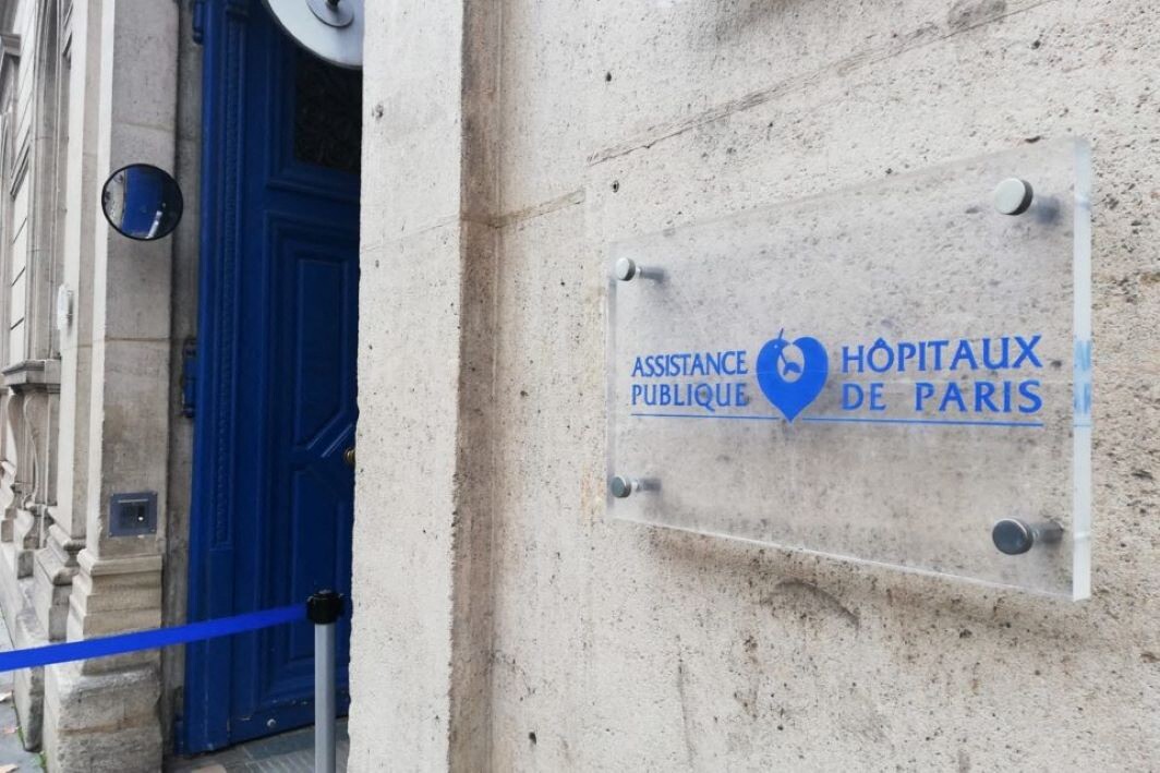 une marche blanche organisée à Paris par des syndicats de soignants