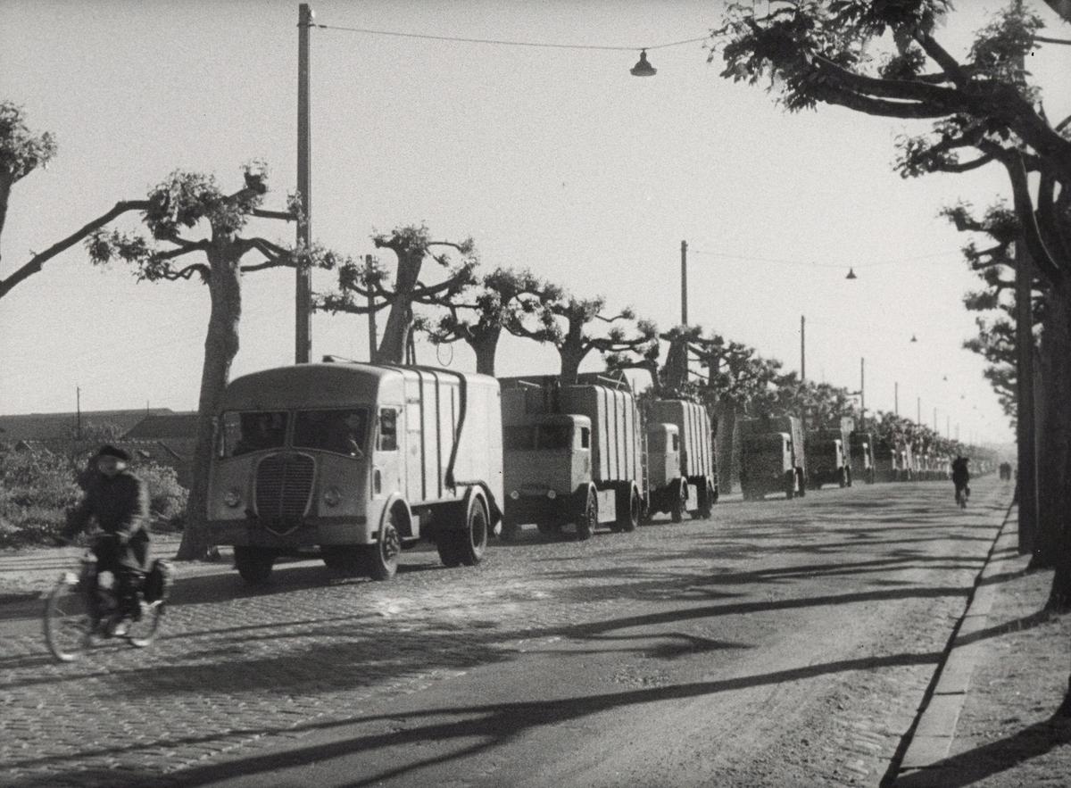 La longue file des camions poubelles dans les années 1950, image extraite du film « Coup de balai » de Pierre Thomas.