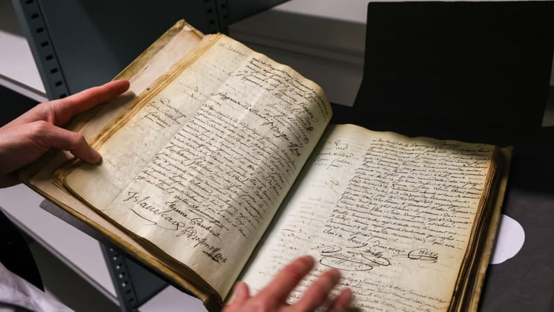 "Ce n'est pas par plaisir que nous conservons. C'est pour les mettre à disposition des Marseillais, pour qu'ils connaissent l'histoire et les secrets de leur famille", précise Olivier Luth en tournant délicatement les pages d'un manuscrit du XVIe siècle.