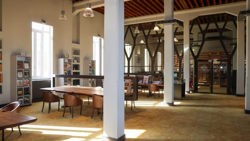Dans la salle de lecture, la bibliothèque occupe l'espace. Depuis novembre 2024, plus de 300 ouvrages ont été empruntés.