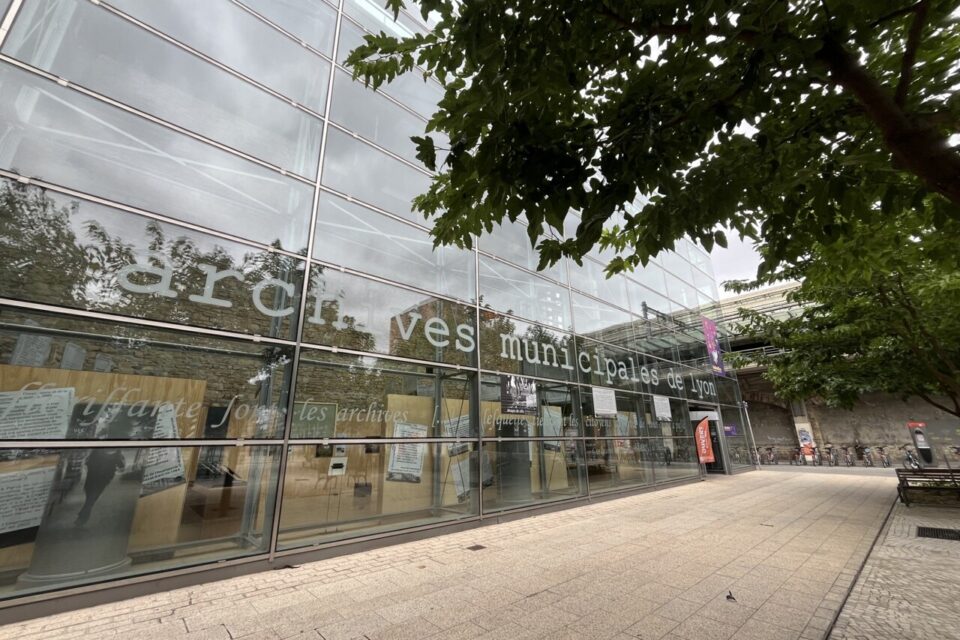 L'exposition se trouve tout de suite à l'entrée des archives municipales de Lyon.