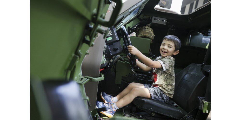 Au Village des armées [jardins du PMC], petits (et grands) peuvent grimper dans une jeep ou un char, et... tenir le volant ! Photo Thomas Toussaint