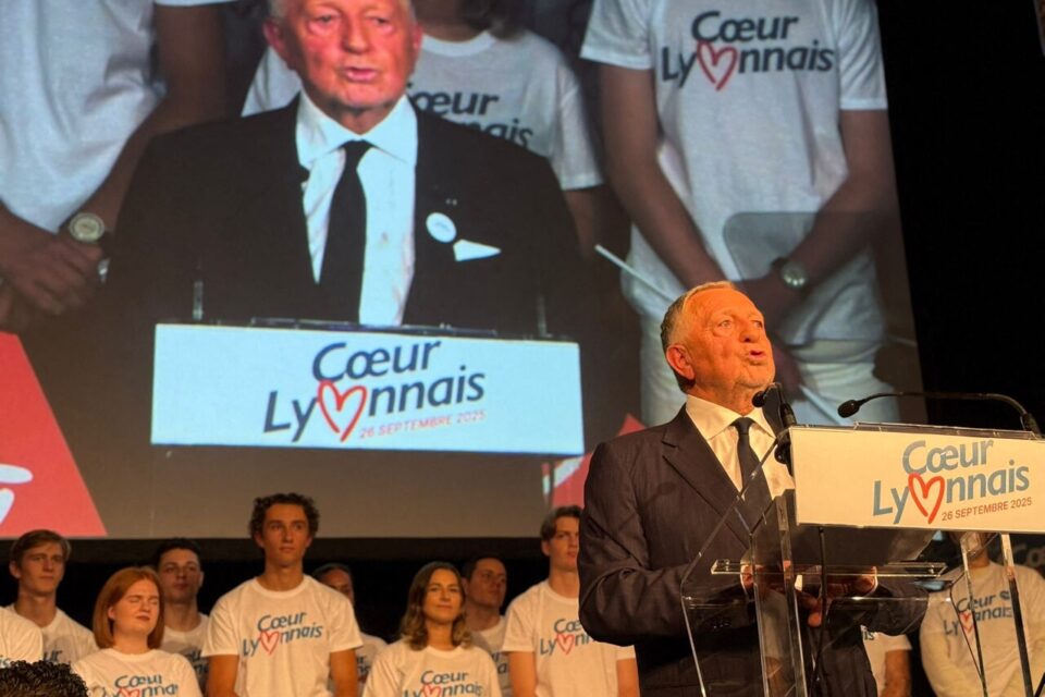 Jean-Michel Aulas sur la scène de son premier meeting au H7 à Confluence, vendredi 26 septembre 2025.