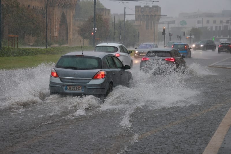 Les routes du pourtour des remparts de la cité des papes ont également été inondés ce 21 septembre, ralentissant la circulation.