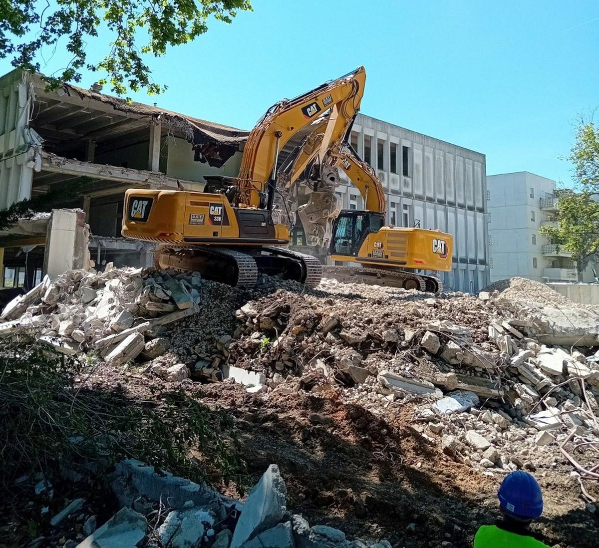 La démolition d’un des deux bâtiments du collège Jacques-Ellul à La Benauge en avril.