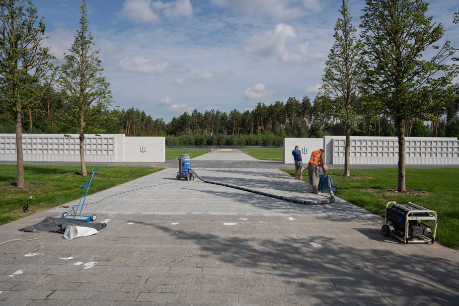 L’architecte Serhi Derbin a choisi des pierres de granite blanc d’Italie, car il s’agit de l’une des plus robustes au monde, en hommage aux soldats morts au combat.