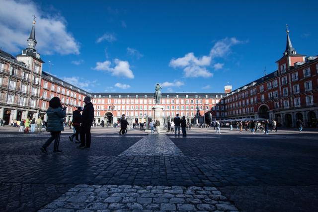 Des touristes sur la Plaza Mayor de Madrid, en Espagne, le 3 avril 2024.
