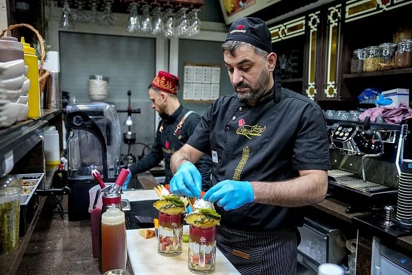 Emad, 43 ans, qui a immigré en Allemagne il y a un an et demi en raison de la guerre en Syrie, travaille dans un restaurant syrien à Berlin.