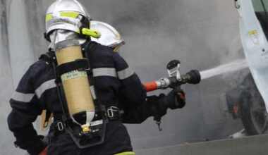 un bâtiment ravagé par les flammes