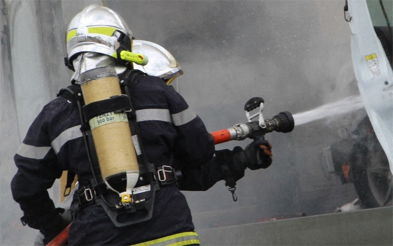 un bâtiment ravagé par les flammes