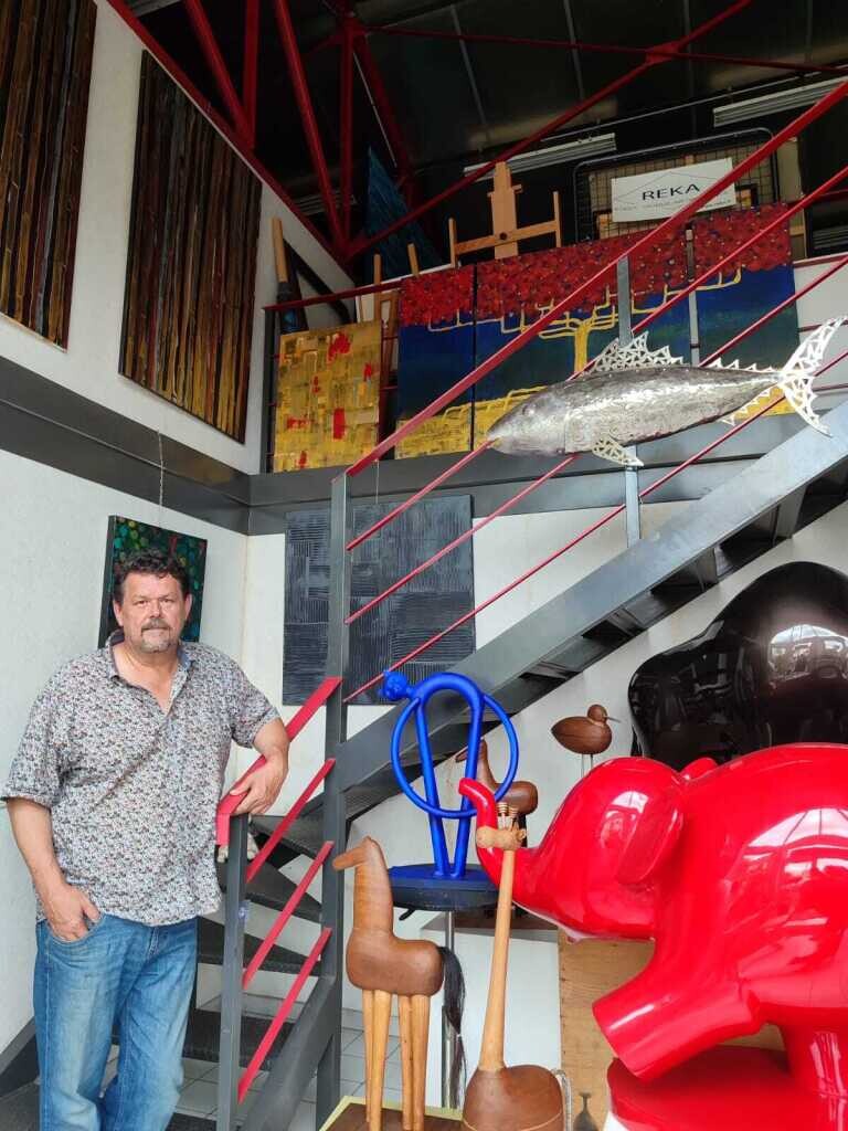 portrait d'un artiste qui séduit avec ses animaux enfants aux formes rondes et douces
