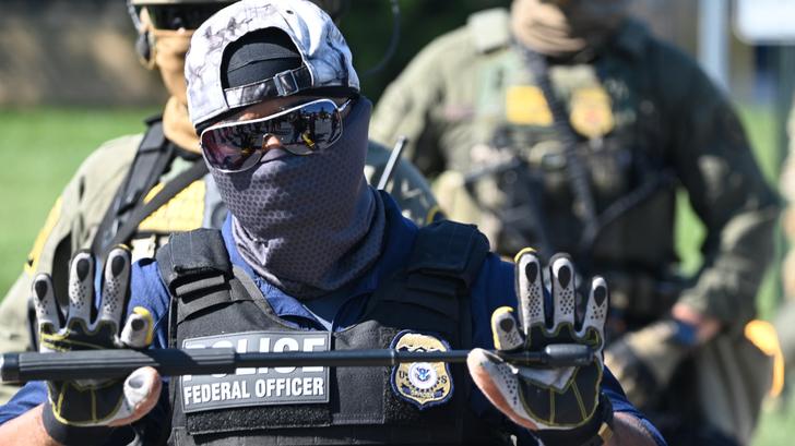 Photo d’illustration d’un membre de l’ICE, la police de l’immigration américaine que Donald Trump souhaite visiblement défendre à Portland en déployant un maximum de forces armées dans la ville de l’Oregon.