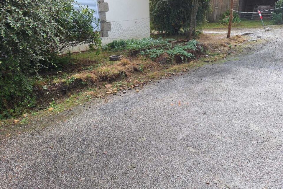 Croix au sol où a été retrouvé l'une des douilles.