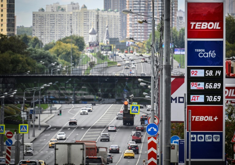 Les prix des différents carburants dans une station-service à Moscou, le 8 septembre 2025 ( AFP / Alexander NEMENOV )