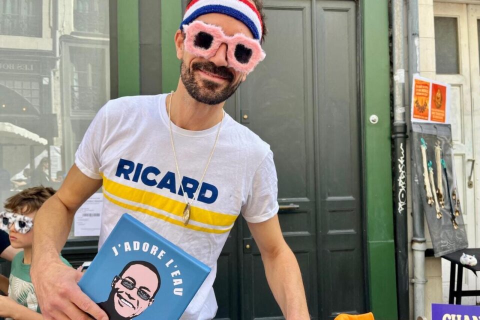 Alexandre donne tout pour attirer les foules au stand !