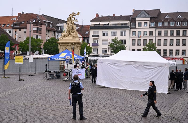 Des policiers sur les lieux d'une attaque au couteau à Mannheim, dans l'ouest de l'Allemagne, le 31 mai 2024