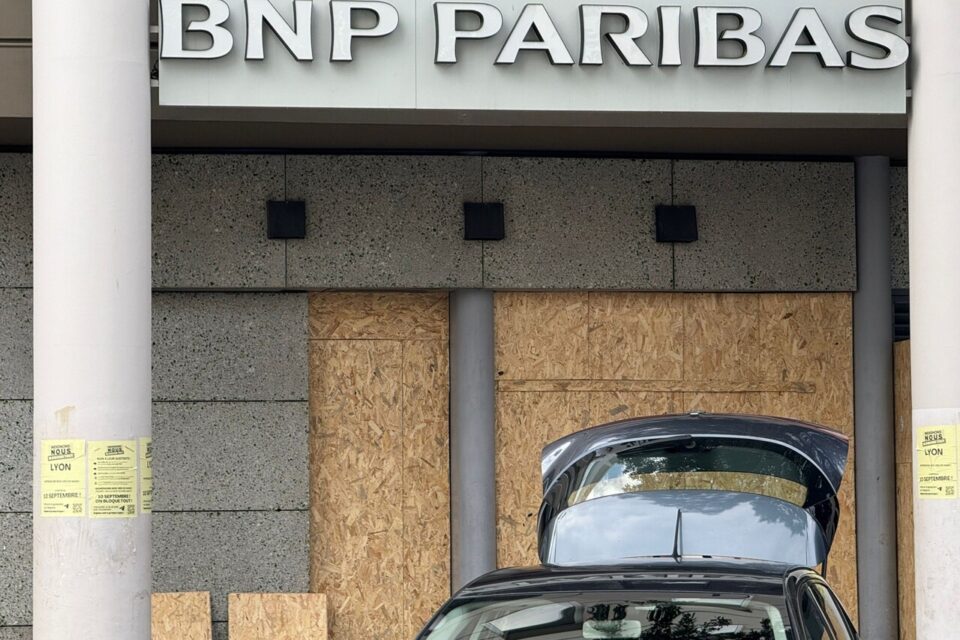 Une banque BNP Paribas se protège dans le quartier de Charpennes à Villeurbanne.
