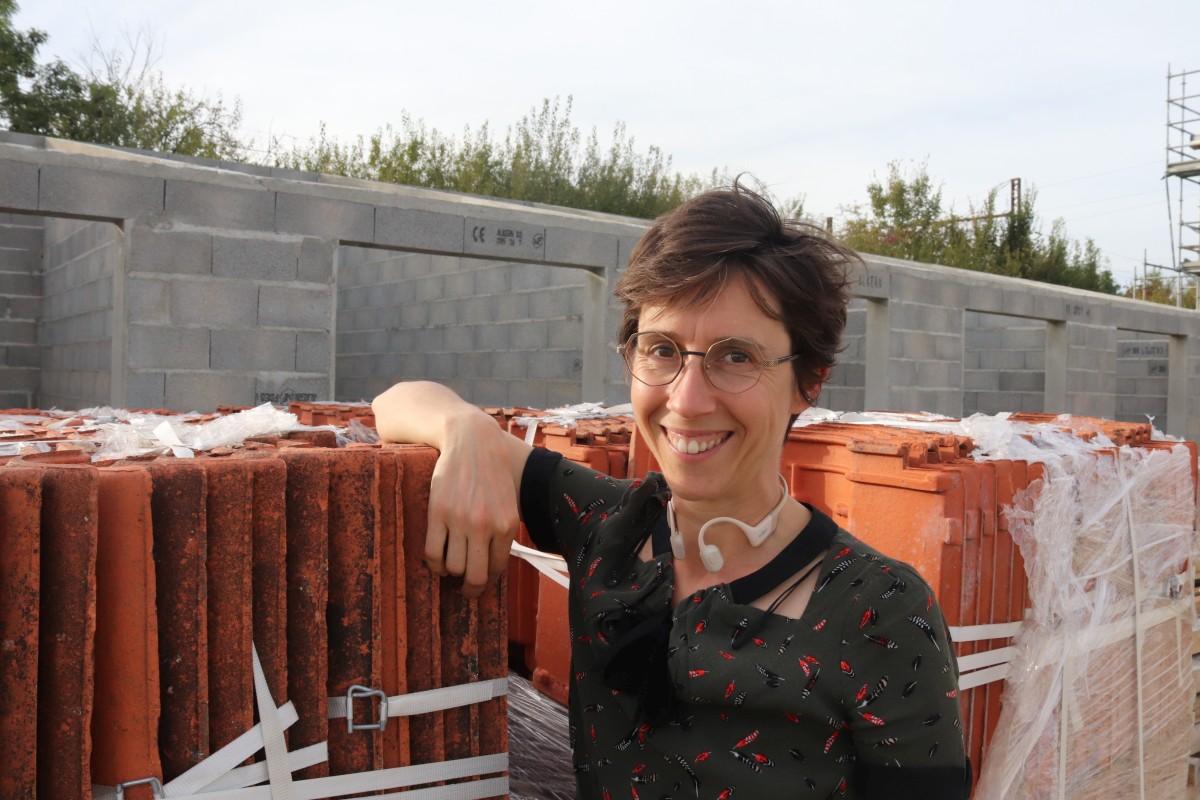 Julie Grabot, maître d’ouvrage du chantier du siège de la coopérative Coop & Bat, lors de la récupération des tuiles floiracaises.