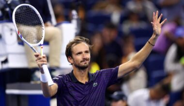 Daniil Medvedev retrouve des couleurs et s'offre Alexander Zverev en quarts de finale à Pékin - L'Équipe