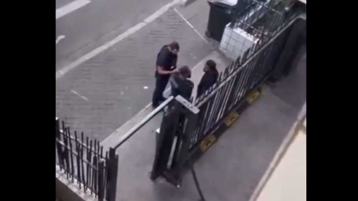 Sur des images relayées sur les réseaux sociaux, un police giffle viollement un jeune homme avant de lui cracher dessus quelques instants plus tard.