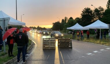 près de Rouen, le rond-point de Renault occupé