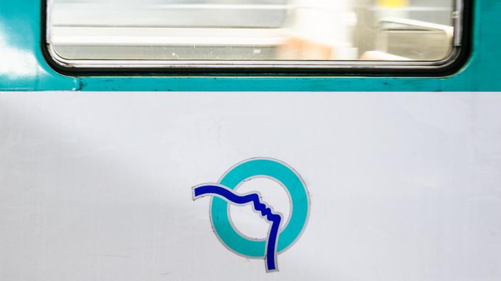 Le logo de la RATP sur une rame de métro à la station Front Populaire à Saint-Denis, en banlieue parisienne, le 24 janvier 2025. 
