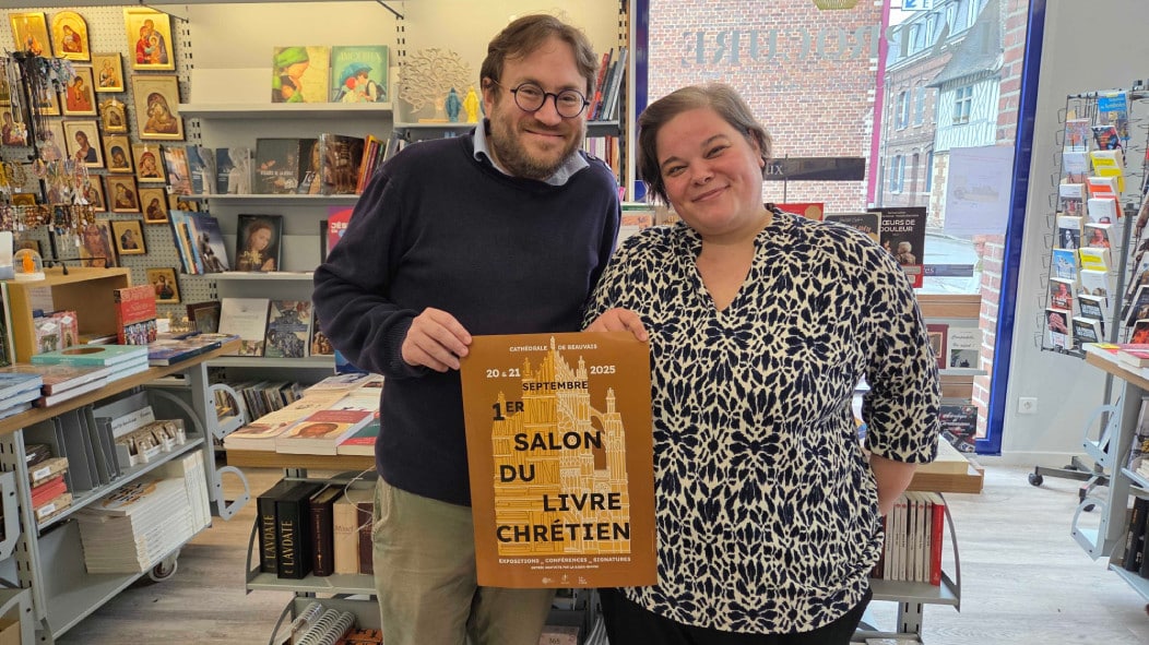 Photo de Julien Serey et Manon Faburel qui montrent l
