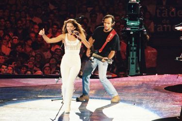 Céline Dion et Jean-Jacques Goldman sur la scène du Stade de France à Paris, le 20 juin 1999.