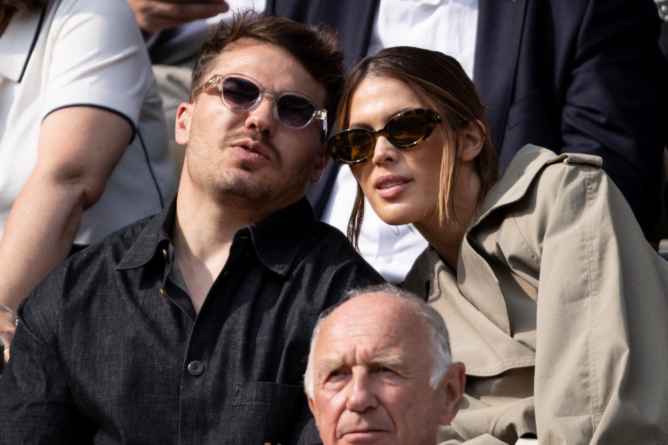 Antoine Dupont en couple avec Iris Mittenaere : parmi les proches du rugbyman, ça fait jaser et les langues se délient