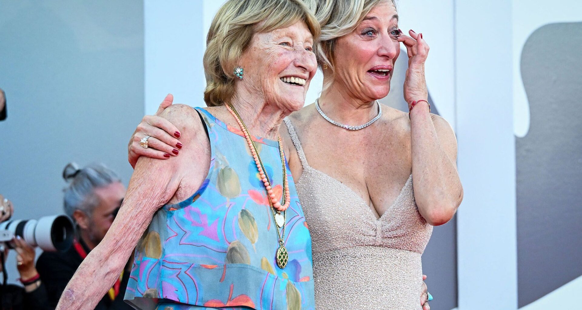 À Venise, les larmes de Valeria Bruni-Tedeschi au bras de sa maman Marisa