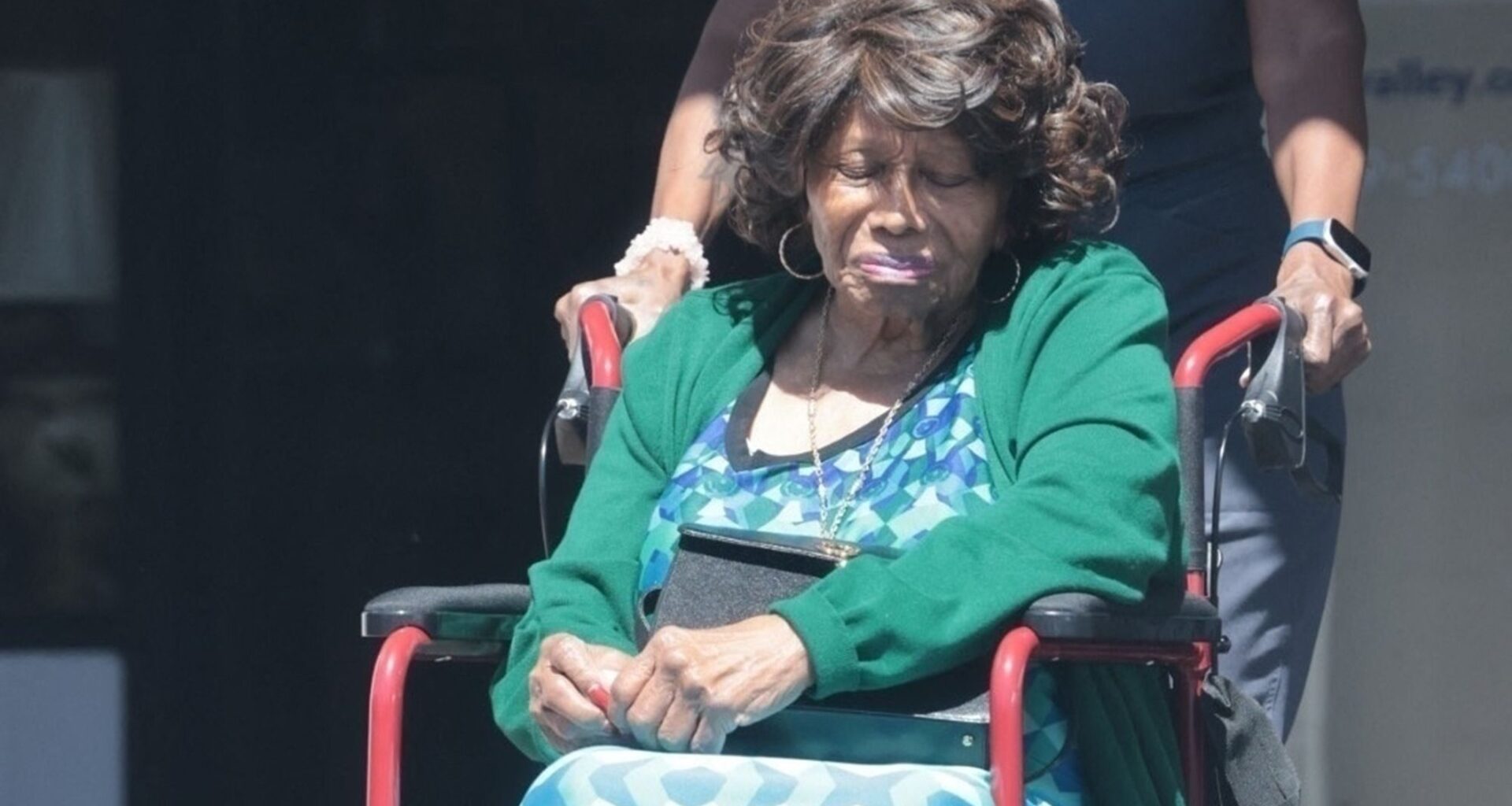 Âgée de 95 ans, la mère de Michael Jackson fait une rare apparition en fauteuil roulant