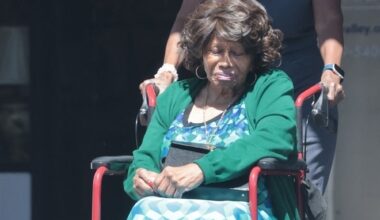 Âgée de 95 ans, la mère de Michael Jackson fait une rare apparition en fauteuil roulant