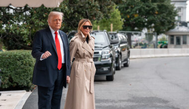 Melania Trump au Royaume-Uni : quel est le prix de son long trench Burberry, clin d'œil à la mode british ?