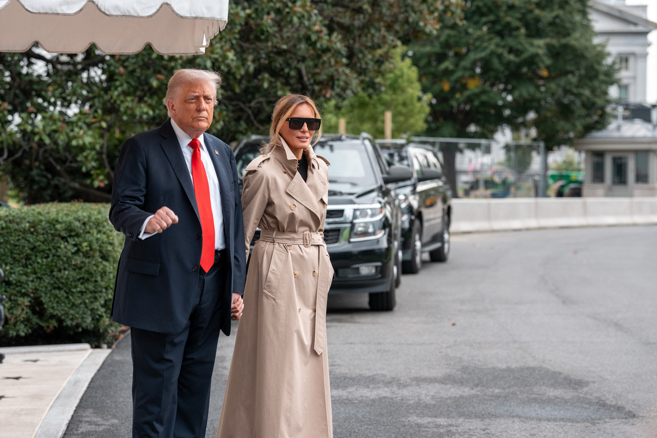 Melania Trump au Royaume-Uni : quel est le prix de son long trench Burberry, clin d'œil à la mode british ?