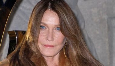 Carla Bruni : manteau de fourrure, robe jaune, cuissardes… Elle se fait remarquer après la condamnation de Nicolas Sarkozy (Photos)