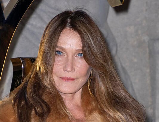 Carla Bruni : manteau de fourrure, robe jaune, cuissardes… Elle se fait remarquer après la condamnation de Nicolas Sarkozy (Photos)