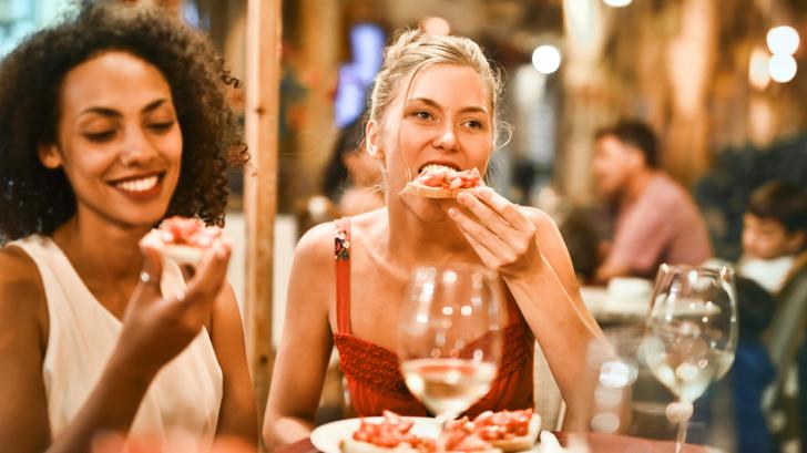 En France, une personne a produit en moyenne 129 kg de déchets alimenatires en 2021.