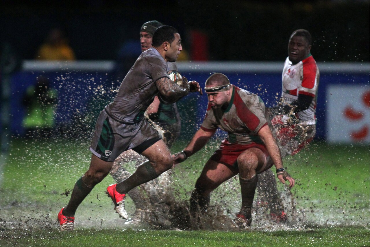 15 février 2014, stade Charles-Mathon. Les arbitres se préparent à une partie arrosée entre l’USO et Bègles-Bordeaux pour le compte de la 19e journée de Top 14. (© Icon Sport)