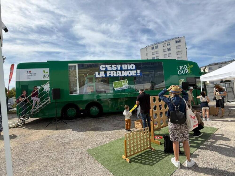le bio bus fait une étape à Marseille pour sensibiliser à l'alimentation durable