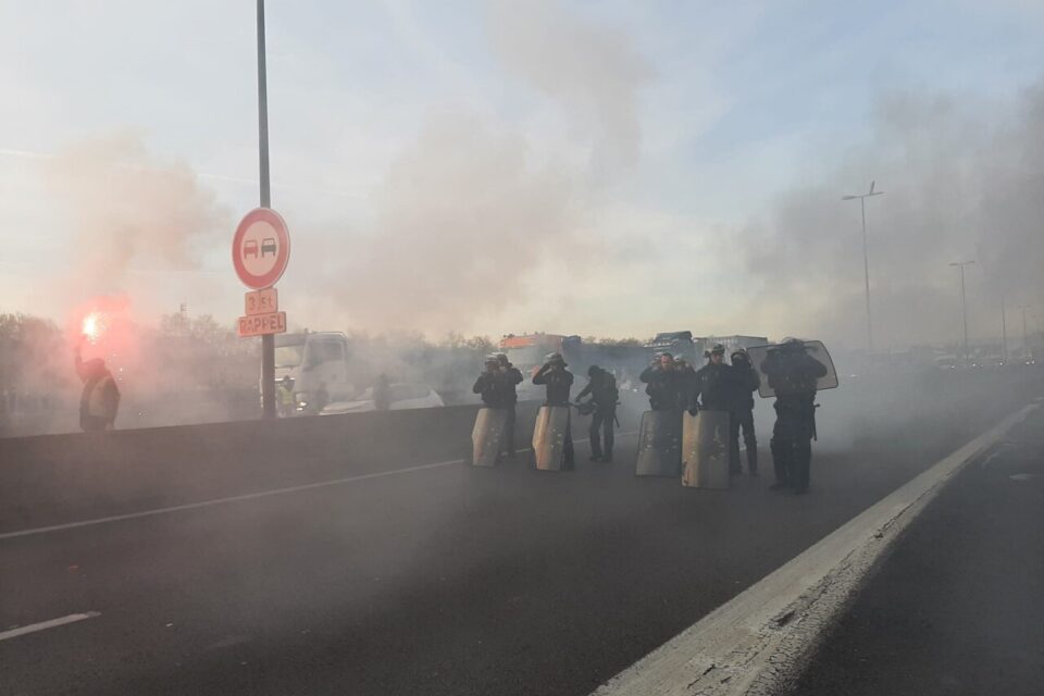 Les policiers tentent d'intervenir pour rétablir la circulation à Perrache.