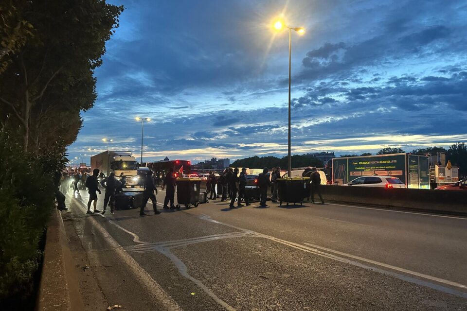 Des manifestants bloquent la circulation sur la M7 à l'entrée de Lyon.