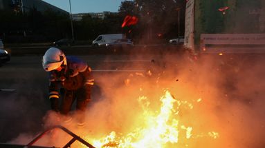Des manifestants bloquent le périphérique au niveau de la porte d'Aubervilliers, en Seine-Saint-Denis - Alain JOCARD / AFP